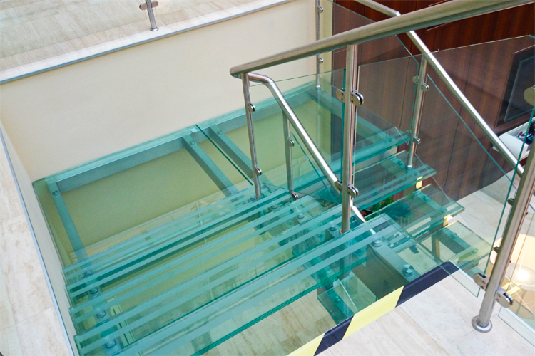стеклянная лестница на каркасе