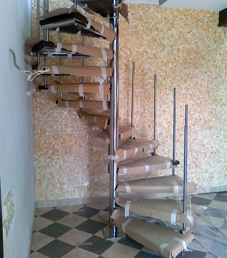 процесс монтажа винтовой лестницы